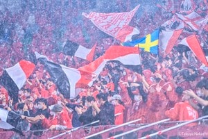 試合後に浦和レッズサポーターとGK西川周作が一触即発！ 電光掲示板を乗り越えて話し合い、ブーイングを拍手に！の画像