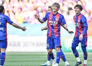 「スポドリかぶるのは身体張ってる笑」FC東京がSNSで見せた絶妙采配…対照的な2選手を連係させた手腕に「対比が見事!」と絶賛の声の画像