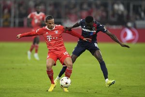 浮きあがる弾道で「ゴール天井」に突き刺す! 「バイエルン10番」の極上ミドルシュートに「4200いいね」の画像