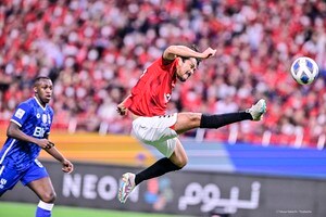 「異次元プレー」浦和のDF酒井の高速クロス→FW興梠のジャンピングシュートの場面が、「世界レベル」と感嘆の声続々！ アルヒラルを完全に崩した、決定的瞬間の画像