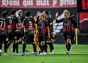 「えっ？札幌、こんなに積もったんだ！」J1札幌練習グラウンドの雪景色＆懸命の除雪作業映像が話題！ 冬到来に「早くも雪かき部が始動…」「これは大変だ」などの声の画像