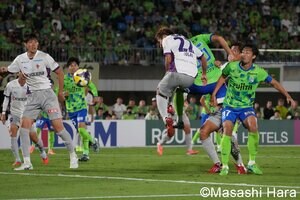 ｢残留｣と｢優勝｣を追い求める激戦！ 湘南FW鈴木章斗のエース証明弾！ PK失敗、一発レッドも京都が執念の同点弾！“痛み分け”の日曜日【湘南ベルマーレvs京都サンガF.C.】激闘PHOTOギャラリーの画像