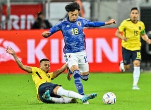 「スピード対決!」サッカー日本代表FW三笘薫vsエクアドルDFの「タッチライン際での攻防」に海外メディアも熱視線の画像