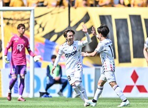 「まじでセンス感じるわ」J2上位決戦で決めた浦和レッズからレンタル中の18歳MFの「完璧1stタッチ→振りが早すぎゴール」に称賛続々！「完璧すぎて鳥肌がたった！」の声の画像