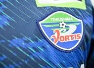 「襟付き!!」「ついに鎖骨スポンサーが!!!」J2岡山の2024年シーズン新ユニフォームが2つの「初」でファンの興奮を誘う!「めっちゃかっこいいじゃん!!」などの声が広がるの画像