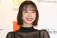 【W杯】｢可愛すぎてファンに｣第2戦キャスターを務めた“早大卒”仮面ライダー女優、健康美あふれる代表ユニ姿に反響｢勝利の女神キター！｣