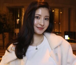 サッカー日本代表・堂安律の美人妻、最高級｢バーキン｣×プチプラ｢ZARA｣のオールブラックコーデが大反響！の画像