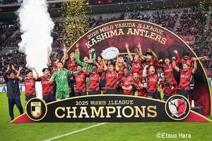 常勝軍団を復活させた2人！抱き合った新旧の指揮官！最後まで戦い続けた優磨！観客席を赤く染めたサポーターたち！茨城県はJ1、J2同時優勝！【鹿島アントラーズvs横浜Ｆ･マリノス】原悦生PHOTOギャラリーの画像