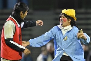 ｢これで試合してたんですね!?｣J3栃木シティFW田中パウロ淳一が『ファミチキすね当て』装着で3-0勝利に貢献!? 応援隊長として｢縁起の良さ｣アピール！｢俺も欲しい｣の画像