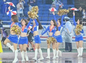ズブ濡れチアがトリコロールパラソルの舞！　逆転で横浜Mが「3戦連続3得点勝利」の画像