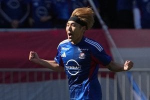 ｢ゴラッソメーカーの異名は伊達じゃない！｣横浜FM遠野大弥の鮮やかなバースデー“左足ダイレクトボレー弾”に騒然！｢えぐすぎる｣｢ボレーの虎｣｢令和のボレー職人｣の画像