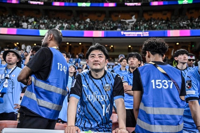 【サポーターアルバム】ACLE決勝で敗退した川崎サポーターの涙の姿……試合後、現地で感情を爆発させたサポーター写真51枚「アル・アハリー川崎フロンターレ」の画像018