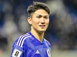 「お見事！」「美し過ぎる」全試合出場CB渡辺剛の滞空時間の長い“豪快ヘッド弾”が話題！「FWみたいな上手さやな」「合わせ方上手くてわろてる」と称賛の声の画像