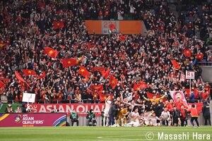 ｢え、声出しOK｣!?サッカー日本代表戦でベトナム代表サポーターが｢国歌とチャントを大合唱｣入場者数｢4万4600人｣再三のアナウンスも止まらず…主将・吉田麻也がベトナムサポに向けて取った行動とは?の画像