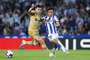 サッカー日本代表・久保建英、バルセロナ戦で「決定機」外すも同点ゴール呼び込む！ 2トップで先発し、「強烈前プレス」から奪ったイサク弾！の画像