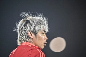 「背中ポンってしたい」Sランス伊東純也のピッチに一人で座り込んだ敗戦後の“絵になる背中”に反響！「純也くんの気持ち伝わってくる」「さすさすしてあげたい」の声の画像