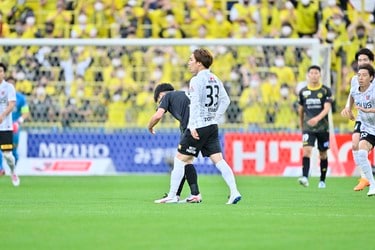 画像 写真 柏 浦和 で乱闘直前騒動 ピッチ上で 突き飛ばし 選手入り乱れ 発生で主審が提示したカードの枚数は Jリーグ 国内 ニュース サッカー批評web