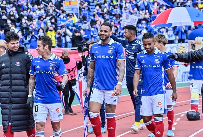 横浜F・マリノス「大量の羽根つき餃子」に「1万4000回再生」の大反響! ACL予選ラスト2連戦を前に胃袋を満たした「国民的グルメ」【動画】の画像