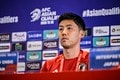 日本代表の公式会見でまさかの光景……主将・遠藤航のサイン欲しさにインドネシアのTV局記者がユニフォームを持って飛び出す！ 現地で見た「神対応」の一部始終とアジアで高まる注目度の画像003