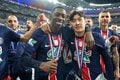 運命の大一番！サッカー日本代表・伊東純也、中村敬斗、関根大輝が語った｢世界一のクラブ｣と｢降格プレーオフ｣(2)敬斗＆純也メダル記念ショットと先制点｢カードをもらってもいい｣プレー【激闘後21連写】の画像019