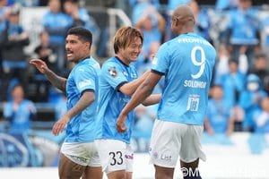 年間ベストゴール候補！ J1横浜FC25歳ストライカーの｢オーバーヘッドキックのお手本｣バイシクル弾が炸裂！｢マジでカッケェ｣｢身体能力ほんと凄い｣の画像