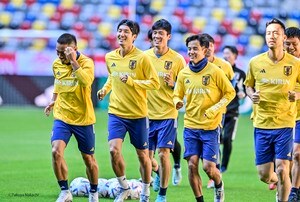 フランクフルトの長谷部誠がカタールワールドカップ直前の森保JAPANに電撃合流！ 日本代表のベンチコートを着用し、選手のトレーニングを見守る！の画像