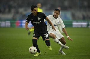 「かっこよすぎて涙出る」サッカー元日本代表・長谷部誠がフランクフルトの「CL初勝利」に貢献! 3バック中央での奮闘に賛辞の声の画像