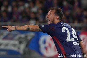 鹿島戦で分かった！FC東京が｢残留争い｣から抜け出す日(1)長友佑都やその後輩、アレクサンダー・ショルツら｢Jリーグ復帰組｣が活躍、首位争い中の鹿島と｢エキサイティング｣な好ゲームの画像