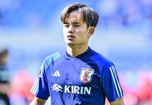 「これは上手い」「色々とインパクト大」久保建英の”TAKE”を強調した、「日本人サポーターが掲げる応援幕」が注目される！ ソシエダ公式SNSが取り上げて話題にの画像