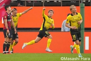 柏が1年前の敗戦を払拭！ 同点弾の遠藤渓太がガッツポーズ＆逆転ゴールの山内日向汰が感情を爆発！ 鈴木優磨が先制点の徳田誉にまさかの手荒い祝福！【鹿島アントラーズvs柏レイソル】激闘PHOTOギャラリーの画像