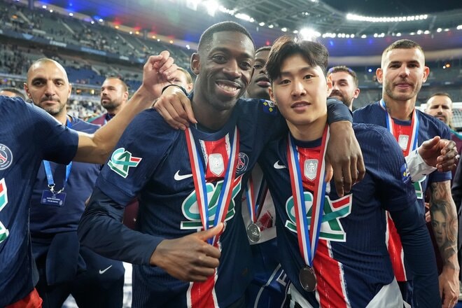 運命の大一番！サッカー日本代表・伊東純也、中村敬斗、関根大輝が語った｢世界一のクラブ｣と｢降格プレーオフ｣(2)敬斗＆純也メダル記念ショットと先制点｢カードをもらってもいい｣プレー【激闘後21連写】の画像019