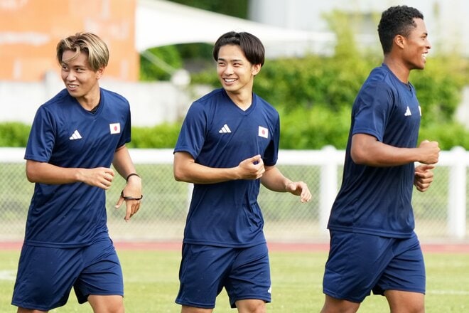 日本代表2人がイングランドで激突(4)｢3人でまわりました｣英2部QPR所属の斉藤光毅が明かす交流と目標｢常に上を目指してやっていきたい｣の画像