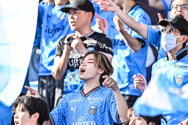 【サポーターアルバム】敵地で勝利を掴んだ川崎フロンターレのサポーター写真75枚！ 圧巻の応援で勝ち越し導く「サンフレッチェ広島ー川崎フロンターレ」の画像020