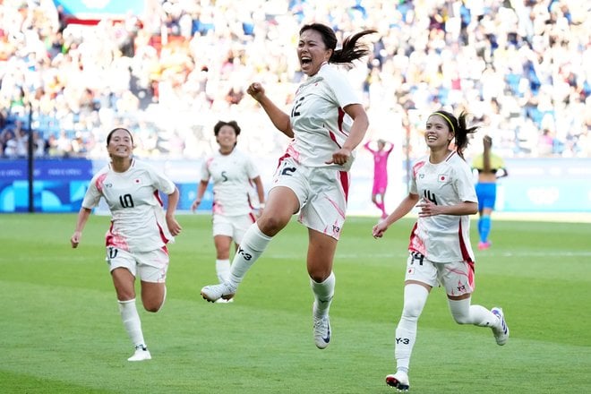 なでしこジャパンに「ブラジル戦」逆転勝利をもたらした「力道山サッカー」(2)PKキッカー熊谷紗希と「途中投入の19歳」谷川萌々子の30メートル弾の画像