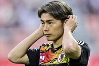 ｢かっくぃー｣｢オーラを感じる｣上田綺世の“お洒落すぎる”表紙ショット撮影シーンに反響！｢めっちゃイケメンやな～｣フェイエノールト公式マガジンに登場