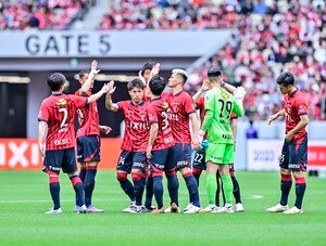 「凄い新鮮な色味ですね」J1鹿島の「夏用オフィシャル移動着」がと大絶賛！ 中でも、「かっこよすぎ笑」「ビジュアルがエグイな」とある選手の着こなしにファン熱視線！の画像