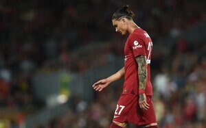 ｢まるでジダンだ｣!! リバプール新加入FWが頭突きで｢退場処分｣! クリスタル・パレスに痛恨1-1ドローで開幕から2試合勝利なし…ウルグアイ代表FWの｢衝撃頭突きシーン｣とは?【画像】の画像