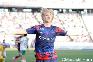 執念の逆転勝利で首位と勝点4差！白熱の“東京ダービー”を現地撮り！気迫の室屋成、躍動の佐藤龍之介、華麗な長倉幹樹！長友佑都と愛息たち＆試合後の集合ショットも【FC東京vs東京ヴェルディ】激闘PHOTOギャラリーの画像