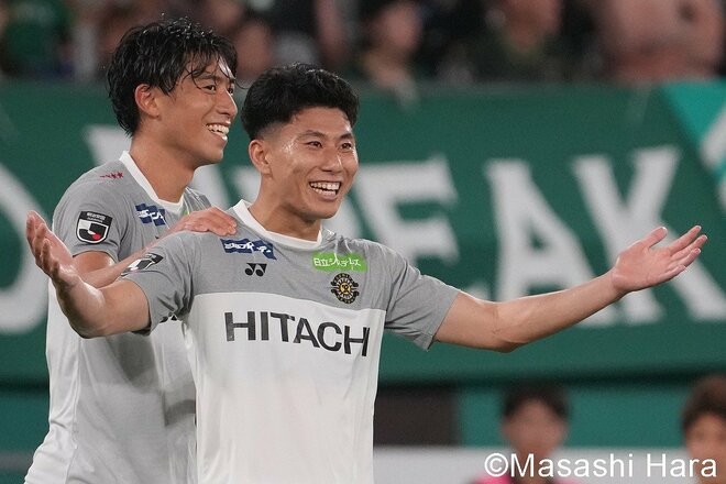ボールを引き出して｢久保藤次郎の先制点｣をアシスト！離脱した｢熊坂光希の穴｣を埋めた2人！日本代表FWの｢ダメ押し点｣で柏レイソル2位浮上【東京ヴェルディvs柏レイソル】激闘PHOTOギャラリーの画像009