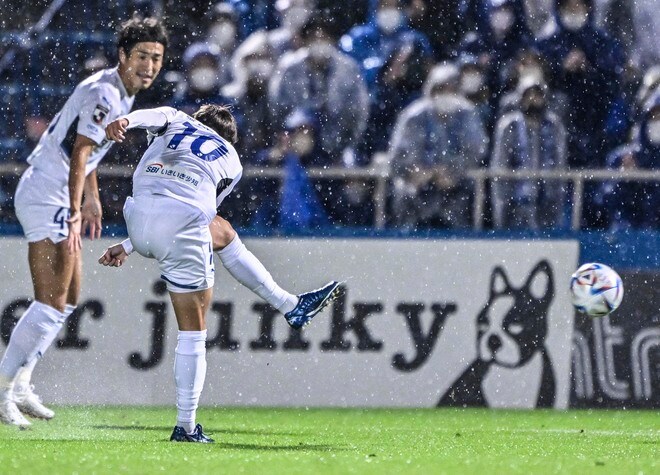 J1参入プレーオフを勝ち取った大分トリニータの殊勲選手が見せた「男の涙」が「この漢泣きかっこよすぎな!」と感動の嵐! チームメイトも「まじでカッケェ」と絶賛した試合後インタビューの画像