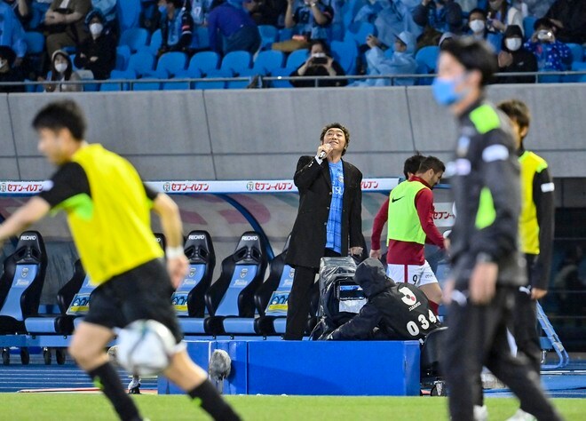 川崎―鹿島でコロッケの「西城秀樹ショー」開催で“一番笑っていた選手”の衝撃活躍!の画像