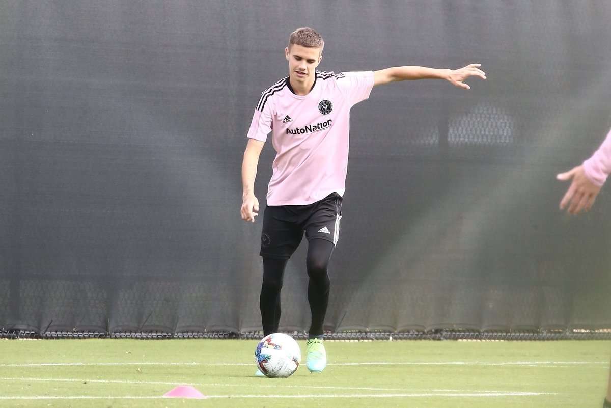 ベッカム次男が「美しすぎるFK」披露! 父親譲りのシュートにSNSでは