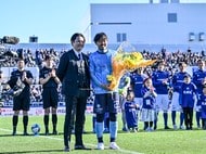 「ギャーッ!!羨ましい」Sランス伊東純也の神ファンサ&カメラ“チラ見”シーンにファン悶絶!「キャップ開かねーってこっちチラッと見るの可愛い」と話題にの画像