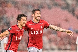 【鹿島アントラーズ】後半の追加点で「FW鈴木優磨&MF三竿健斗」がサポに吠える！ 2人がDF安西幸輝を抱きかかえたワケの画像