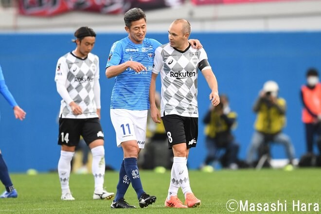 カズVSイニエスタ「レジェンド競演」7000人の目撃者 横浜FCー神戸 PHOTOギャラリー「ピッチの焦点」の画像