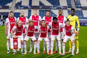 「素晴らしいデザインだ」! アヤックスとアディダスが“初コラボ”した「旧エンブレム使用ウェア」が大反響！ パーカーやシャツなど新商品にファン反応！の画像