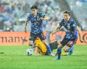 【現地ルポ「DAZNには映らなかった」サッカー日本代表対オーストラリア代表戦の裏側(2)】「視界不良の大雨」と「DF長友佑都と吉田麻也」が果たした「大きな役割」の画像