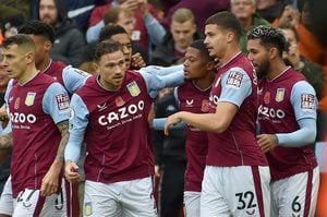 「色違いチェルシーやん」プレミアリーグのアストンヴィラが23/24シーズンから使用する「新エンブレム」発表！ SNSではプレミア強豪クラブと比較するコメント並ぶの画像