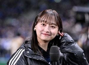 「可愛い」「最高すぎる」影山優佳が日本代表戦の直前に見せたピッチ横での「もも回しウォーミングアップ姿」がかわいい！ 内田篤人氏に確認しながら笑顔で弾ける様子見せたの画像