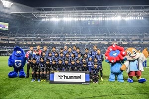 「神レベル！」「コレオがヨーロッパレベル」G大阪サポーターが披露した「スタジアムを一周丸っと使ったコレオ」が大絶賛！ J1開幕戦での鮮やかデザインに「かっこよすぎでは」の声の画像